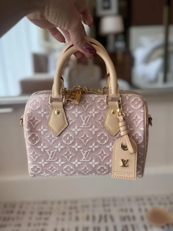 husband-nailed-this-anniversary-nano-madeleine-v0-jgoa2dj4nx5h1-scaled-1-61a3b64a6fc8.webp Louis Vuitton Speedy Bandoulière Monogram Emblème Rose Ruban Color 20.5cm M2A377