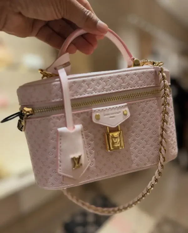 image-70-bfbd345ebf4d.webp Louis Vuitton Vanity Chain Pouch Light Bliss Cream 19cm M29344