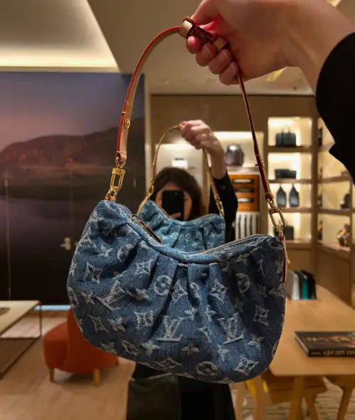 image-71-1cf4dbe7ba55.webp Louis Vuitton Pochette Valley Bag Denim Blue 21cm M13571