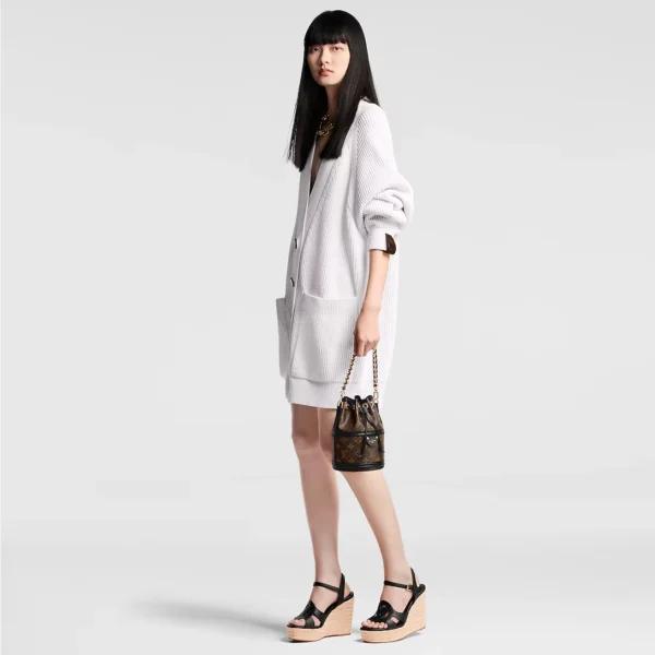 louis-vuitton-canoe-M83480_PM1_Cropped-worn-view-9a5a173fb9e8.webp Canoé