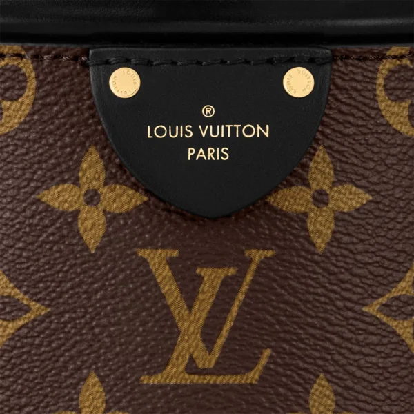 louis-vuitton-canoe-M83480_PM1_Detail-view-23b960784fe4.webp Canoé