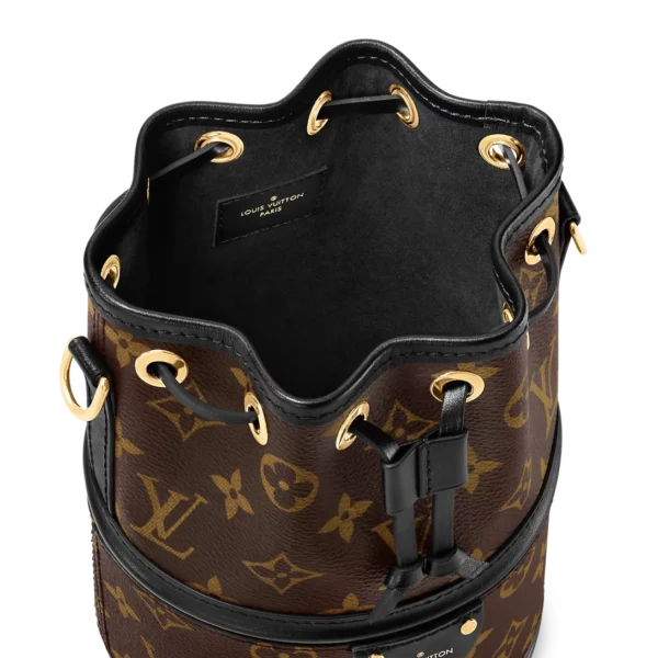 louis-vuitton-canoe-M83480_PM1_Interior2-view-97826e61f427.webp Canoé