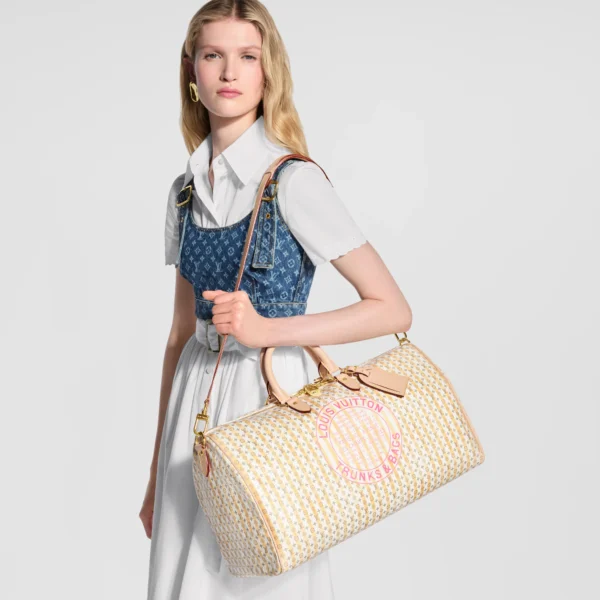 louis-vuitton-keepall-bandouliere-45-M28678_PM1_Cropped-worn-view-1.webp Louis Vuitton Keepall Bandoulière Bag 50cm/19.7in Banana Yellow M28678