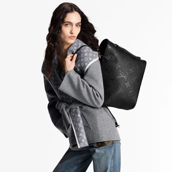 louis-vuitton-neverfull-mm-M45685_PM1_Cropped_20worn_20view-f2d5c88401cf.webp Louis Vuitton Neverfull Mm Tote Bag Black 31cm M45685, Designer Handbags, Womens Purse, luxury bags