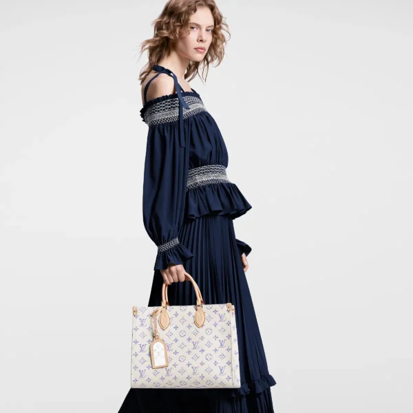 louis-vuitton-onthego-mm-M24708_PM1_Cropped-worn-view-a0bc223bc1cd.webp OnTheGo MM