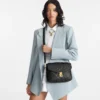 louis-vuitton-pochette-metis-M41487_PM1_Cropped-worn-view-afd5f5e9e84f.webp Pochette Métis