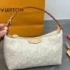 zPdfb5yAgE3DFzgxHwdgg7jZKHWiBN7ailgW-h-gRpw-428c447ff456.webp Louis Vuitton Pochette Hills Monogram Emblème Pattern In Peuplier Color 18.5cm M29879